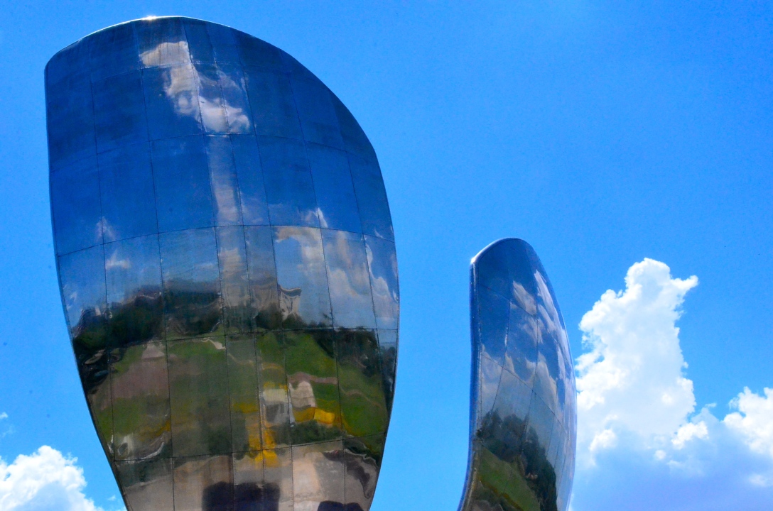 Floralis Genérica statue in BA - it is supposed to open and close it's petals daily 